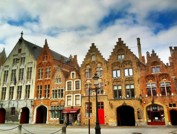 A Photo Tour of Bruges, Between Old Houses, Tiny Streets and Canals