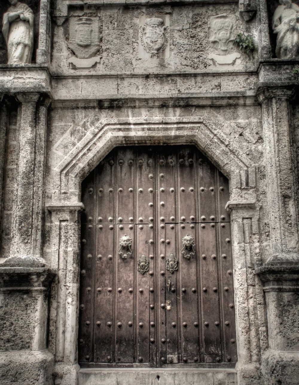 Ancient Door in La Habana