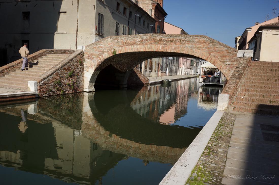 Comacchio, Crossing the Bridge